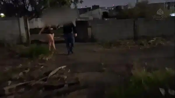 Transei numa edificação abandonada e um desconhecido gozou na minha buceta PT 1-3 Leg PT