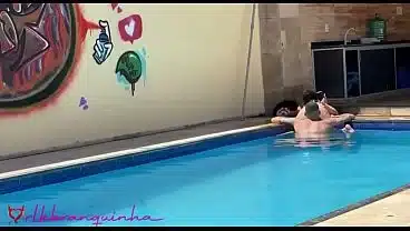 vazou no xvideos tatuado chupando famosinha na piscina da mansao