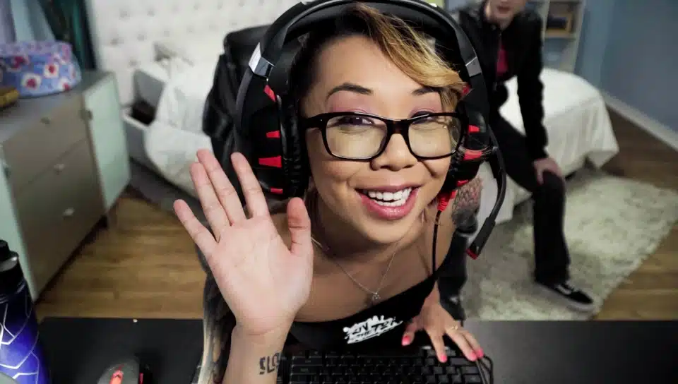 Gamer Girl FAIL – Accidental Sex On Live-Stream Leaked!!