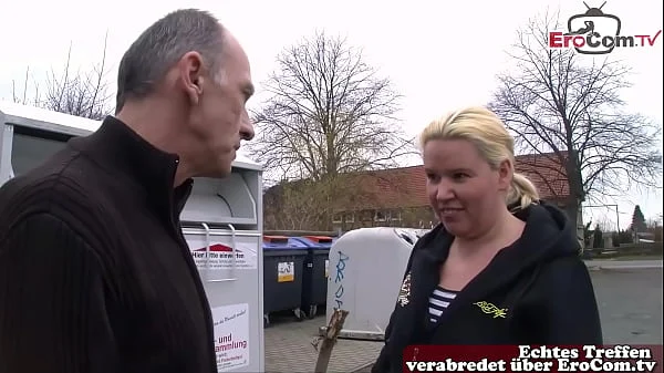 Notgeiler deutscher Opa fragt Hausfrau auf Straße nach sex