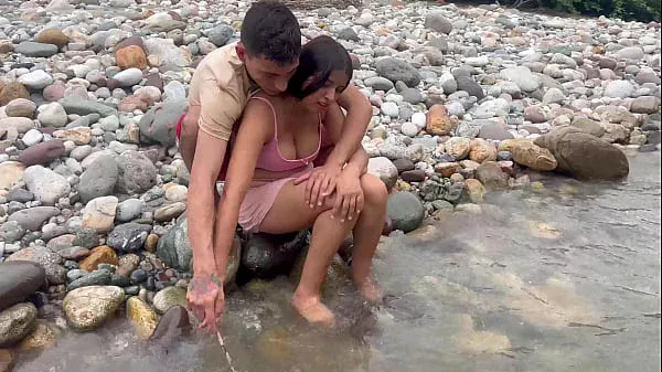 SEXO CASUAL, enseño a joven latina a pescar para luego follarmela y correrme en su estrecho coño