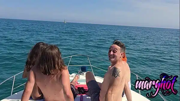 après midi libertine 2 couples baisent sur un bateau et se font surprendre…