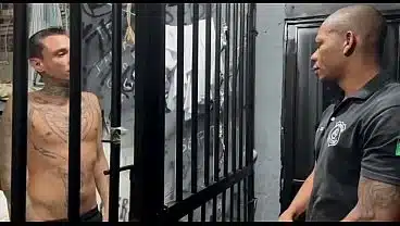 DETENTO RECEBEU UMA VISITA INTIMA E O SEXO ROLOU SOLTO ATÉ O GUARDA PARTICIPOU – COMPLETO NO RED