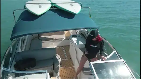 Drone flagra casal em sexo na lancha em alto mar