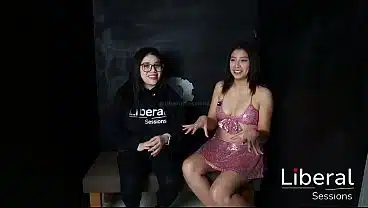 Entrevista a jovencita petitte antes de mamar verga en cabina.