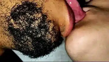 La mejor amiga lesbiana de mi novia se quedo acostada en mi cama y recibió follada salvaje y el coño lleno de leche