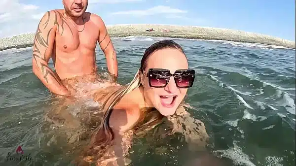 WILD OUTDOOR EXTREME?! AMATEUR WELLENFICK ORGASMUS MITTEN IM MEER!