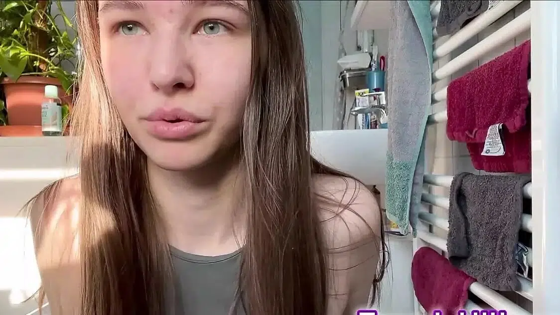 18yo Teen with Huge Labia shaving! Close-up