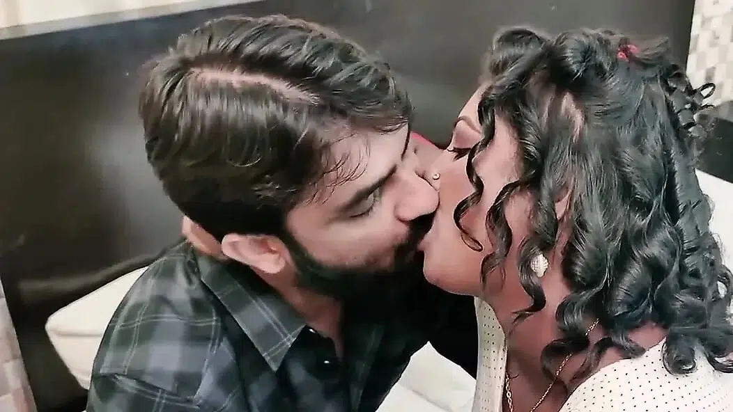 Escort Service – The Girl is available on phone