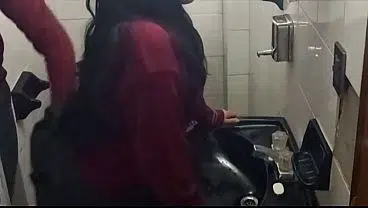 ESTUDIANTES CAPTADOS FOLLANDO EN EL BAÑO DE UNA ESCUELA PUBLICA