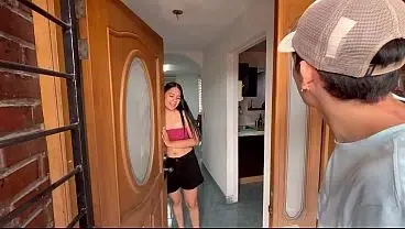 MI VECINO CALIENTE ESTABA SOLO FUERA DE MI CASA Y LO INVITE A ENTRAR PARA QUE ME PUDIERA FOLLAR MUY RICO SEXO CASERO