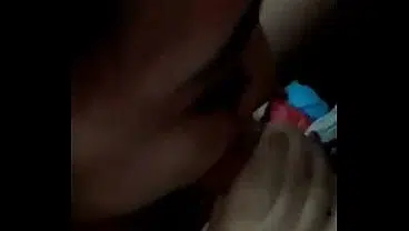 Novinha 18 chupou e fudeu gostoso o funcionario do corno no fundo da empresa