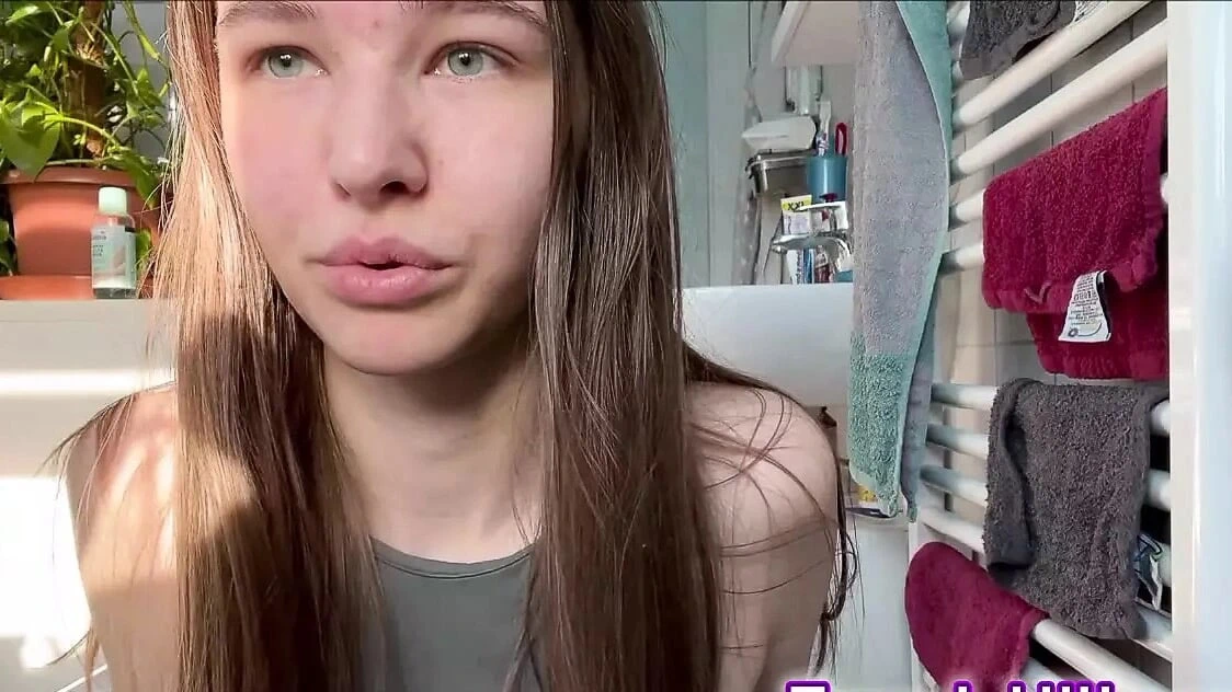 18yo Teen with Huge Labia shaving! Close-up