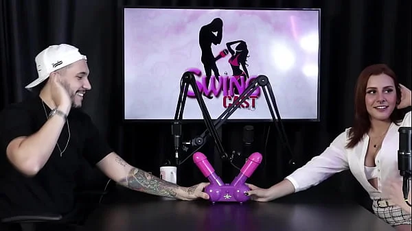 A mãe expulsou ela de casa, comentaram sobre harmonização de pênis, ela gosta de pau pequeno – Bia Ruyva & Jack Por (SHEER/RED)