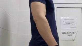 смотрю на себя в зеркало и возбуждаюсь