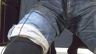 ジーンズを履いが電マで遊んでいたらおしっこを漏らしてしまった