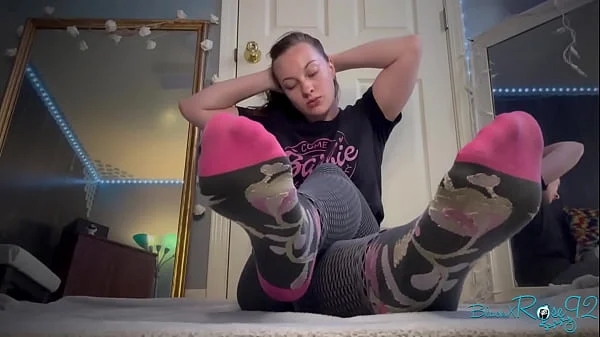 Hello XVideos MILF HOUSEWIFE flashing socks barefoot