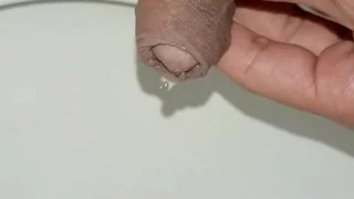 hombre joven desesperado pissing, erección matutina, primer plano