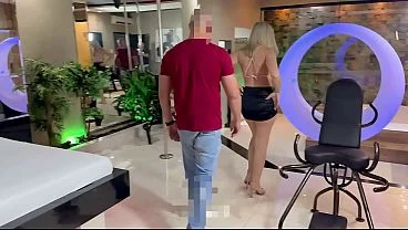 Hotwife é ter um marido que ama ver a mulher sendo leitada por outro macho. Ontem a sessão foi bruta, do jeito que eu gosto, com o p*u batendo no fundo e o meu homem gravando cada detalhe da minha