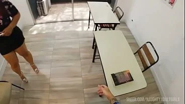 La profesora cachonda se folla al representante de su alumna