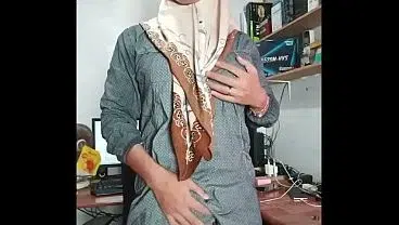 Masturbating Hijab Ladyboy Cums