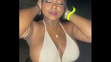 Mi madrastra me da una mamada en la playa