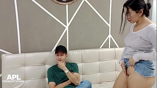 Por ser un chico aplicado en mis notas, la muy cachonda de mi madrastra me regalas sus grandes tetas – Parte 1- porno en español