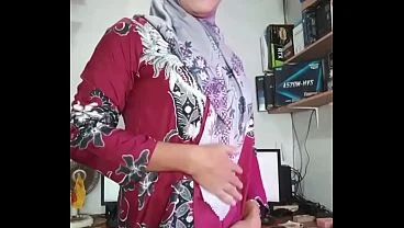 Sexy Hijab Shemale Mitha Zhe Masturbates Cock