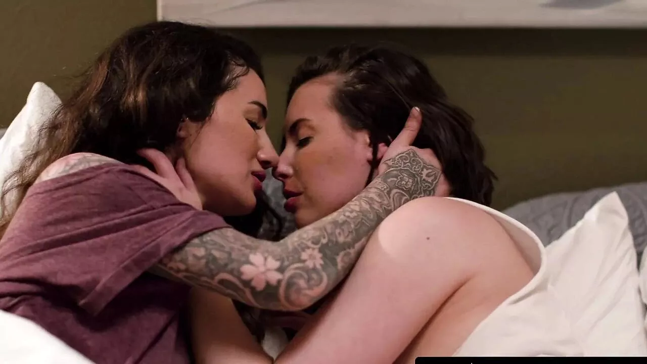 MODERN-DAY SINS – Massive Natural Tits Lesbian Arabelle Raphael Sneaks Out To Satisfy Cock Cravings!