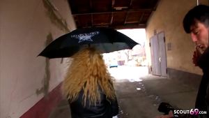 Deutsche Hausfrau spontan auf dem Weg nach Hause zum Porno Casting überredet