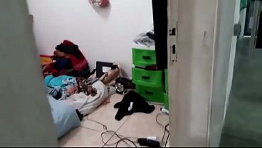 Corno esculta o gemidos da esposa novinha e pega ela dando fundo da loja pro funcionario