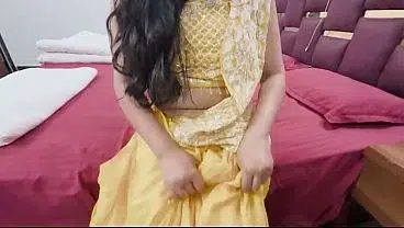 Devar Ke Gussa Hone per Bhabhi Ne Apni Gili Chut De Kar Manaya