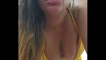 Fazendo a alegria de um corno na vídeo chamada humilhei e fiz xixi pra ele