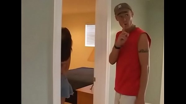 Giovani scambisti americani filmati mentre fanno un 69