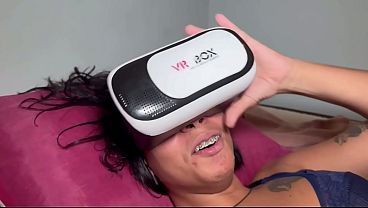 Mamãe e papai tão excitados pela Entiada que está tocando siririca enquanto assiste filme com seu óculos virtual pai e mãe faz sexo encima dela Grátis veja completo no Red