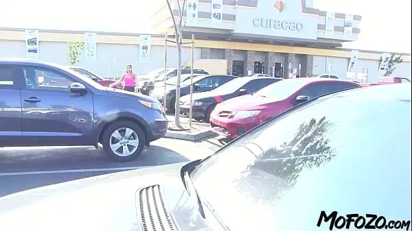 MOFOZO.com – This Is How To Pick Up A Black Haired Amateur