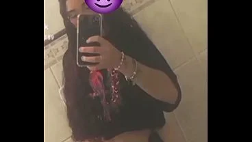 Novinha fazendo video para o capcut