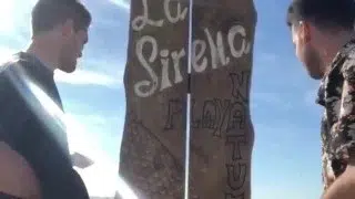 Va a una playa nudista con su amigo y se lo folla – Seba Terry