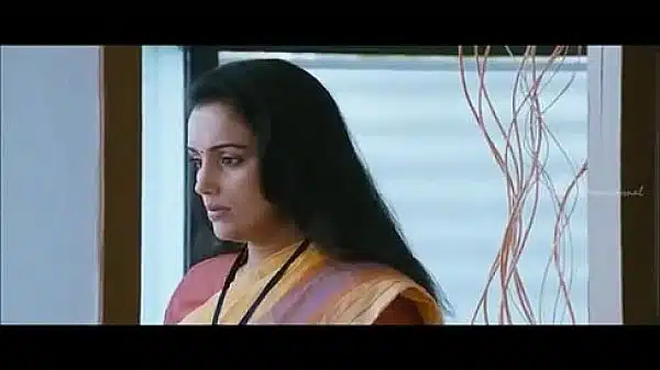 100 Degree Celsius Malayalam Movie – Shwetha Menon gets a blackmail call