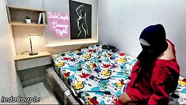 Aku mergoki adik berhijabku lagi bosan di kamarnya aku muasin dia dengan senang hati .crot di dalam memeknya