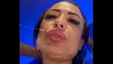 CASADA GOSTOSA DANDO CUZINHO PRO NEGÃO NA FRENTE DO CORNO MANSO