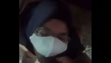 Cewek Indonesia ngentot di kamar mandi sambil minum air kencing