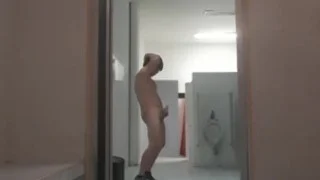 chico exhibicionista masturbandose en los baños del gym