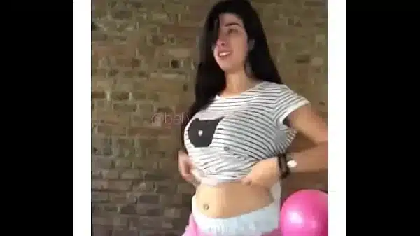 الراقصة نورا  رقص مصري منزلي ساخن نار