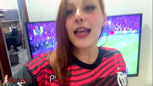 Essa novinha atrapalha o marido assistir o jogo de um jeito bem gostoso