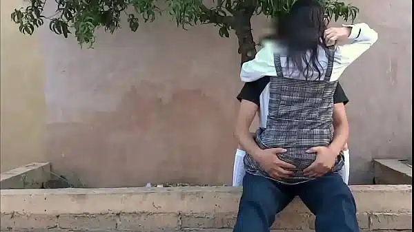 estudiantes se ponen calientes y follan en publico sin que los vean