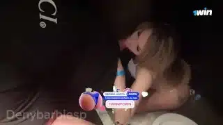 Fui curtir a balada sem calcinha e acabei sendo comida no banheiro.