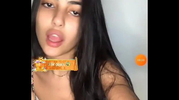 gostosa seduzinho de shortinho na live