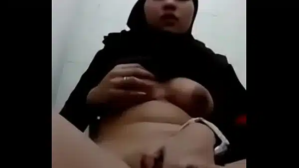 Jilbab sange colmek ngocok memek di wc