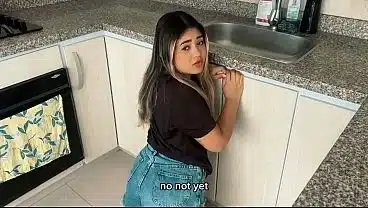La Sirvienta Inútil se Arrodilla para No Ser Despedida – Me Chupa La Polla y Termino Follando Duro con Ella Hasta Correrme en su Boca